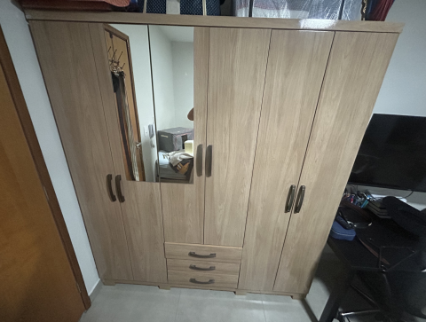 Vende -se guarda roupa 6 portas